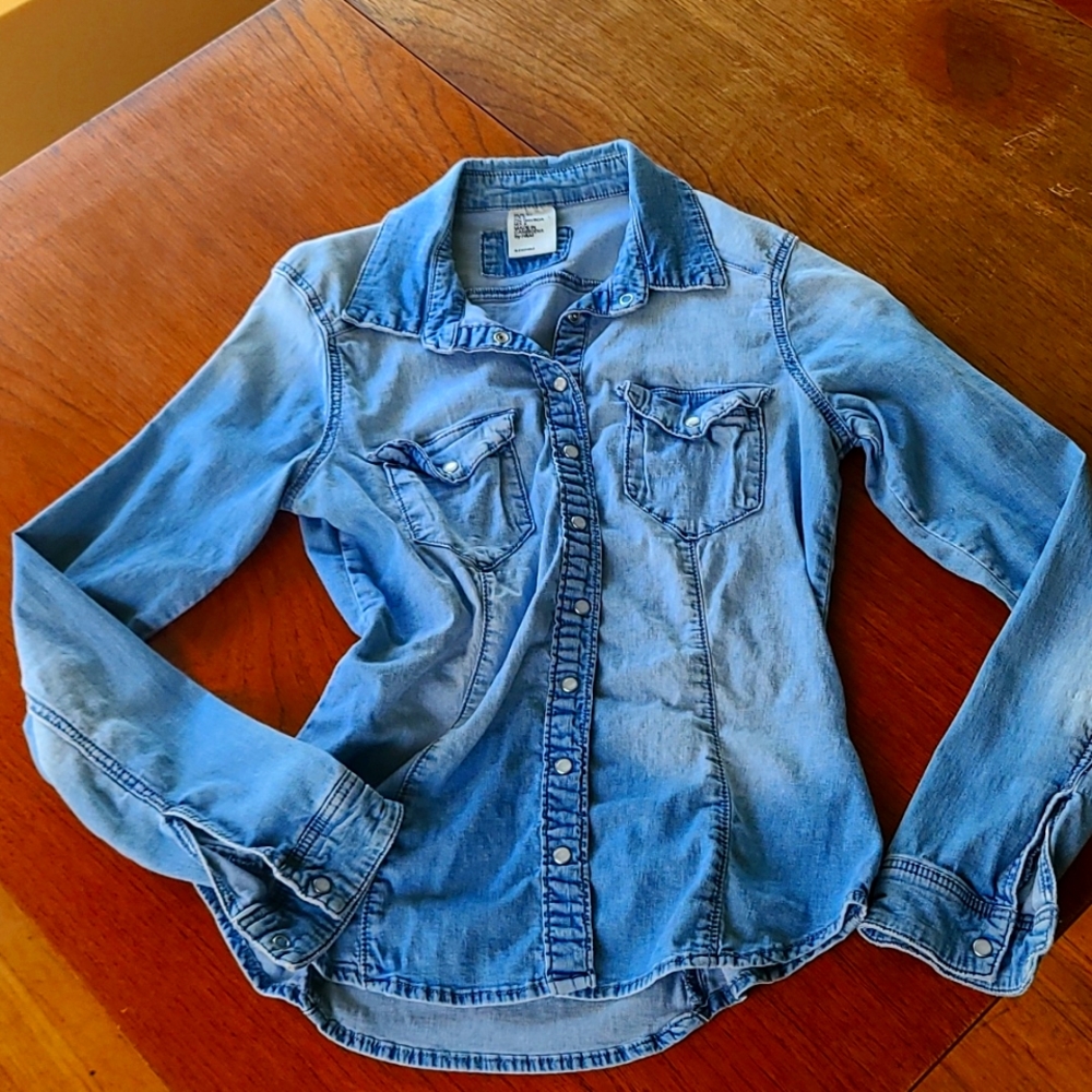 H&M Classic Denim Button Down fitted shirt Sz 4 xs